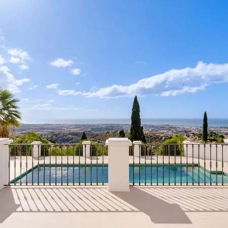 Elegante Con Jardin Y Piscina Villa