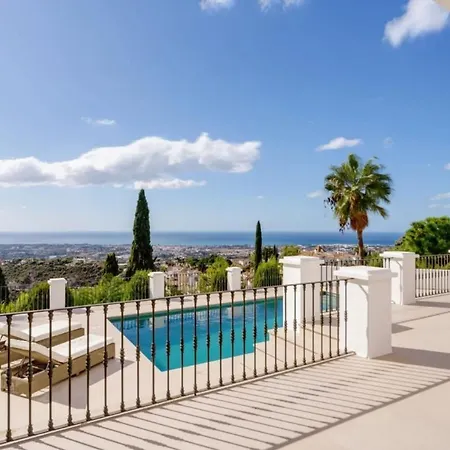 Villa Elegante Con Jardin Y Piscina